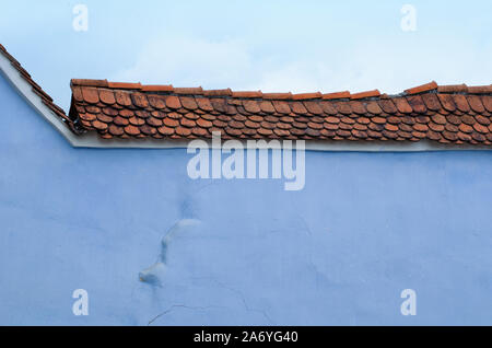 Blaue Wand eines alten Hauses in Rumänien Stockfoto