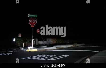 San Francisco, USA. 28 Okt, 2019. Foto am Okt. 28, 2019 zeigt ein Wohngebiet bei einem Blackout in Redwood City, San Francisco Bay Area, Kalifornien, in den Vereinigten Staaten übernommen. Die Pacific Gas und Electric Company (PG&E), die für die Stromversorgung in Kalifornien, führte eine Runde der öffentlichen Sicherheit Stromabschaltung vom Samstag, die insgesamt über 940.000 Kunden in 36 Grafschaften über dem Zustand beeinflusst. Die Firma sagte, es ist eine Maßnahme, die darauf abzielt, die Gefahr von Waldbränden, die von den Linien ausgelöst werden könnte, die in wehenden Winde gebracht zu reduzieren. Credit: Wu Xiaoling/Xinhua/Alamy leben Nachrichten Stockfoto