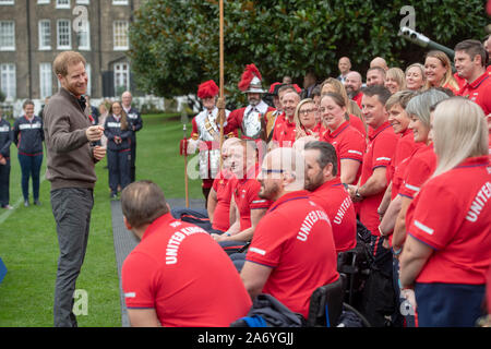 Der Herzog von Sussex (links) bei der Einführung von Team UK für die Invictus Games Den Haag 2020 Honourable Artillery Company in London, als die 65-köpfige Team des Verwundeten, verletzten und kranken Mitarbeiter, beide servieren und Veteranen, kommt zum ersten Mal zusammen. Stockfoto