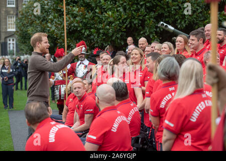 Der Herzog von Sussex (links) bei der Einführung von Team UK für die Invictus Games Den Haag 2020 Honourable Artillery Company in London, als die 65-köpfige Team des Verwundeten, verletzten und kranken Mitarbeiter, beide servieren und Veteranen, kommt zum ersten Mal zusammen. Stockfoto