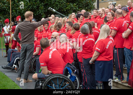 Der Herzog von Sussex (links) bei der Einführung von Team UK für die Invictus Games Den Haag 2020 Honourable Artillery Company in London, als die 65-köpfige Team des Verwundeten, verletzten und kranken Mitarbeiter, beide servieren und Veteranen, kommt zum ersten Mal zusammen. Stockfoto