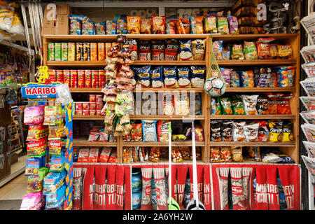 Verpackt FMCG (Fast Moving Consumer Goods) Produkte auf einer Straße Regal der traditionelle Markt in Beyoglu angezeigt. Stockfoto