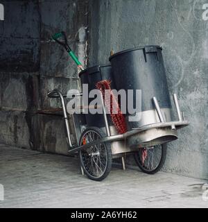 Müll kann auf der Straße für die Reinigung der Straße Stockfoto