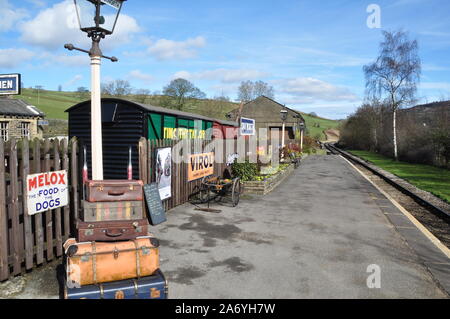 Alte Gepäck, Oakworth, KWVR, Keighley und Worth Valley Railway, Stockfoto