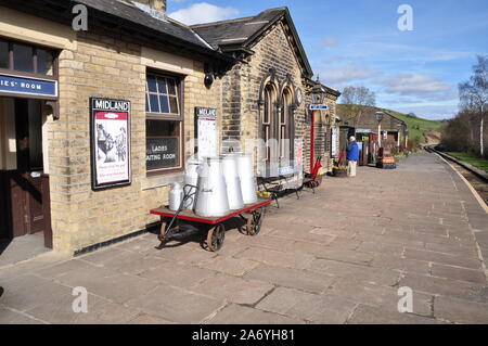 Oakworth Bahnhof, KWVR 3, Keighley und Worth Valley Railway Stockfoto