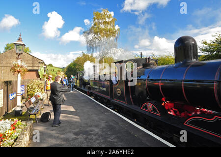 Zwei Dampfzüge in Tandem, Oakworth, Keighley und Worth Valley Railway, Stockfoto