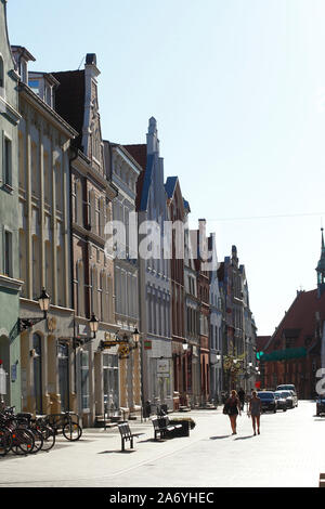 Historische Giebelhäuser in der LÜBSCHEN Straße im Abendlicht, Altstadt, Wismar, Mecklenburg-Vorpommern, Deutschland Stockfoto