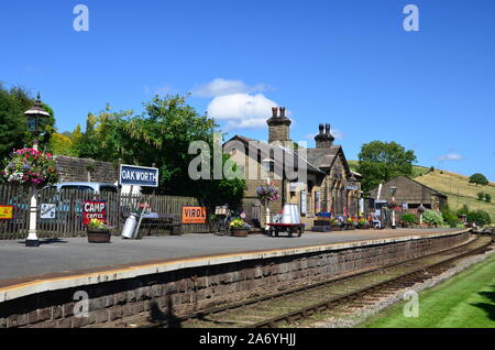 Oakworth Station im Sommer, in Keighley und Worth Valley Railway Stockfoto