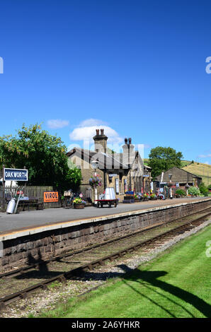 Oakworth Station im Sommer, in Keighley und Worth Valley Railway Stockfoto