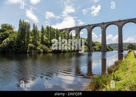 Port-Launay Viadukt über der Nantes-Brest Kanal (Fluss Aulne), Port-Launay, Finistère, Bretagne, Frankreich Stockfoto