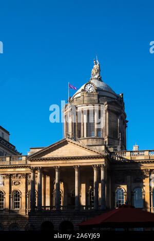 Rathaus in Liverpool Fliegen ein Lila Flagge Stockfoto