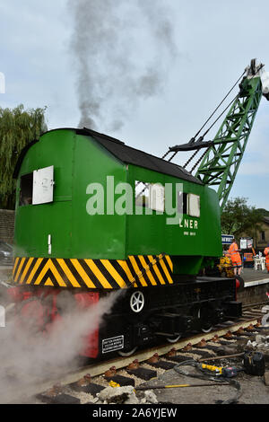 Kran, Bahnübergang Reparaturen, Oakworth, Keighley und Worth Valley Railway Stockfoto