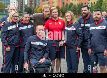 Der Herzog von Sussex (4. links) erfüllt die Teammitglieder bei der Einführung von Team UK für die Invictus Games Den Haag 2020 Honourable Artillery Company in London, als die 65-köpfige Team des Verwundeten, verletzten und kranken Mitarbeiter, beide servieren und Veteranen, kommt zum ersten Mal zusammen. Stockfoto