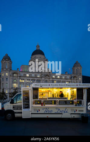 Das Deli essen Fahrzeug am Hafen von Liverpool Gebäude, eines der drei Gracies, am Pier Head in Liverpool Stockfoto