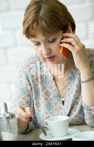 Porträt einer Frau mittleren Alters, am Telefon zu sprechen close-up Stockfoto