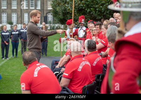 Der Herzog von Sussex (links) bei der Einführung von Team UK für die Invictus Games Den Haag 2020 Honourable Artillery Company in London, als die 65-köpfige Team des Verwundeten, verletzten und kranken Mitarbeiter, beide servieren und Veteranen, kommt zum ersten Mal zusammen. PA-Foto. Bild Datum: Dienstag, 29 Oktober, 2019. Siehe PA Geschichte ROYAL Invictus. Photo Credit: Paul Grover/Daily Telegraph/PA-Kabel Stockfoto