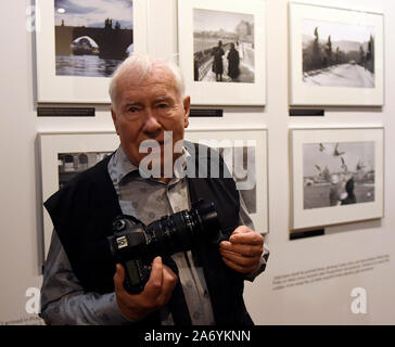 Prag, Tschechische Republik. 29 Okt, 2019. Tschechische Fotograf Jovan Dezort stellt Ausstellung des Autors, der seinen 85. Geburtstag zu Mark war am 29. Oktober 2019, in Prag, Tschechische Republik. Quelle: Michal Krumphanzl/CTK Photo/Alamy leben Nachrichten Stockfoto