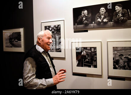 Prag, Tschechische Republik. 29 Okt, 2019. Tschechische Fotograf Jovan Dezort stellt Ausstellung des Autors, der seinen 85. Geburtstag zu Mark war am 29. Oktober 2019, in Prag, Tschechische Republik. Quelle: Michal Krumphanzl/CTK Photo/Alamy leben Nachrichten Stockfoto