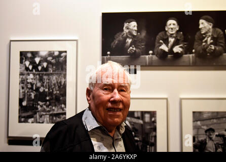 Prag, Tschechische Republik. 29 Okt, 2019. Tschechische Fotograf Jovan Dezort stellt Ausstellung des Autors, der seinen 85. Geburtstag zu Mark war am 29. Oktober 2019, in Prag, Tschechische Republik. Quelle: Michal Krumphanzl/CTK Photo/Alamy leben Nachrichten Stockfoto