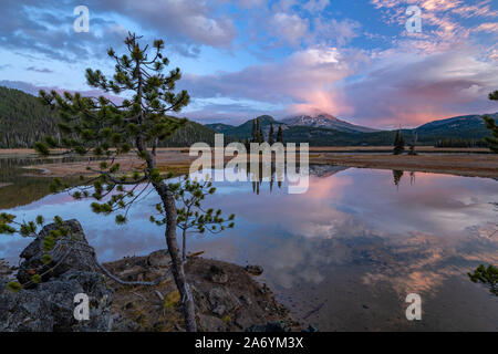 USA, Pacific Northwest, Washington, Deschutes National Forest, Funken Lake und South Schwester bei Sonnenaufgang Stockfoto