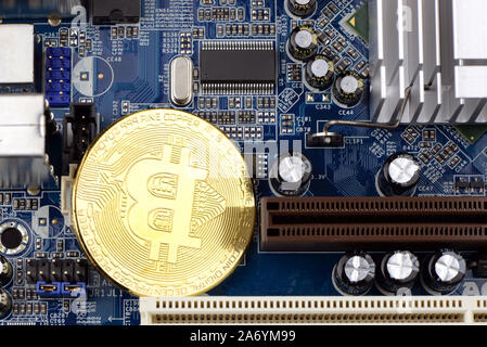 Golden Cryptocurrency Münzen auf computerplatine - Bild Stockfoto
