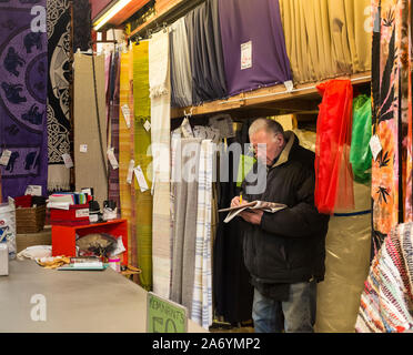 Männer mittleren Alters Verkäufer Reste im St Nicholas Markthalle, Bristol, UK Abschaltdruck Stockfoto