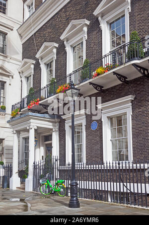 London, Westminster. 18. Nummer 4 St James's Square. Die Startseite von Nancy Astor, die erste Frau im Parlament. Stockfoto