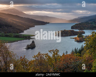 Blick nach Westen von Queens Blick auf Loch Tummel in der Nähe von Pitlochry mit Berg oben Schiehalion von einem vorbeifahrenden Regen getrübt Dusche Stockfoto