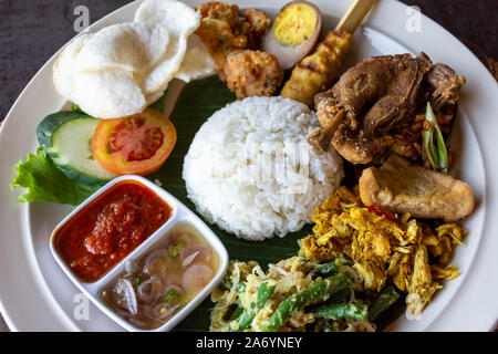 Nasi Campur Bali Bebek Betutu übersetzen Balinesischen gemischt Ente Reis, Indonesische balinesische Küche. Stockfoto