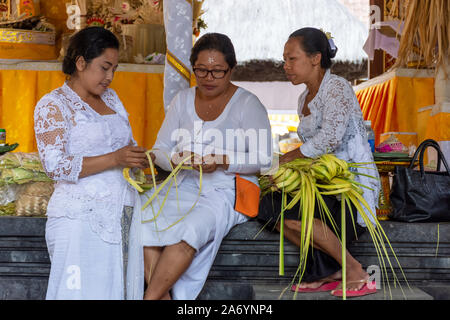 In Ubud, Indonesien - 17. September 2019: balinesischen Tempel vorbereiten für religiöse Zeremonien, die in Goa Gajah Hinduismus Tempel auf Bali. Stockfoto