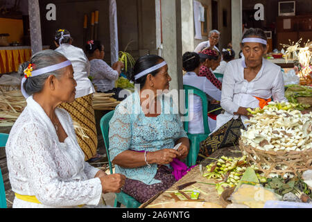 In Ubud, Indonesien - 17. September 2019: balinesischen Tempel vorbereiten für religiöse Zeremonien, die in Goa Gajah Hinduismus Tempel auf Bali. Stockfoto