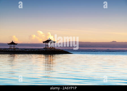 Sonnenaufgang am Pantai karang Beach in Sanur Bali Indonesien Stockfoto