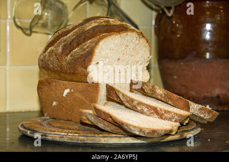 Verlockend frisch gebackenen Laib knusprigem Weißbrot Stockfoto