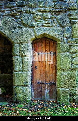 Eine alte Tür in der Mauer der Ruinen von Whalley Abbey Stockfoto