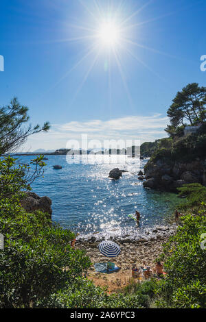 Tranquille Strand mit Sonnenschein im Sommer in Antibes, Côte d'Azur, Südfrankreich Stockfoto