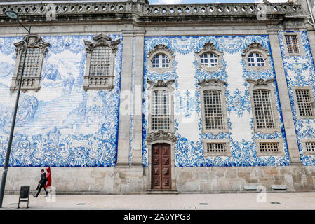 Portugal, Porto: Igreja do Carmo (Kirche der Karmeliter) in Azulejos (bemalte Keramik Ziegelei) im Bezirk Aliados Stockfoto