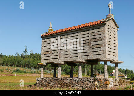 Spanien, Galicien: Galicisch Dachgeschoss (horreo galego). Eine typische galizische Architektur, diese landwirtschaftliche Gebäude verwendet als Dachboden war vor allem Stockfoto