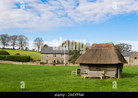 Stapel von Schafen Hürden auf dem Land Village Green in Mendips gestapelt. Priddy, Brunnen, Mendip, Somerset, England, Großbritannien, Großbritannien Stockfoto