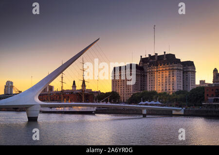 Argentinien, Buenos Aires, Puerto Madero, Skyline und Puente de La Mujer (Santiago Calatrava) Stockfoto