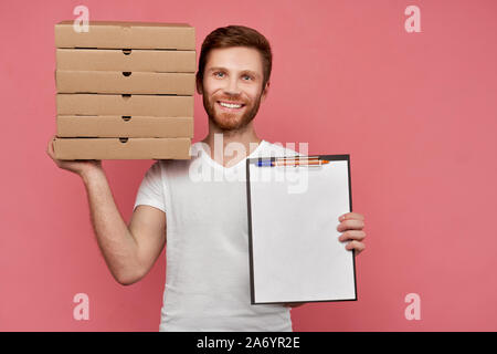 Kurier hält viele Pizzakartons auf Wand isoliert Stockfoto