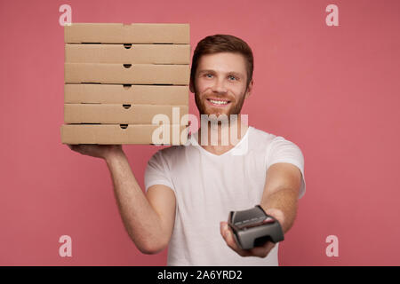 Kurier hält viele Pizzakartons auf Wand isoliert Stockfoto