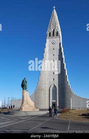 Reykjavik Kathedrale von außen gesehen von einer Straße Stockfoto