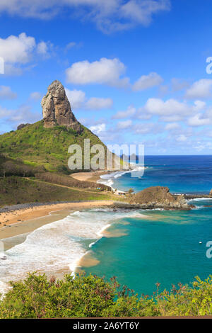 Brasilien, Fernando De Noronha, Conceicao, Meio und Cachorro Strand mit Morro Pico Berg im Hintergrund Stockfoto