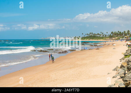 Salvador, Brasilien - ca. September 2019: Blick auf den Strand von itapua an einem sonnigen Tag Stockfoto