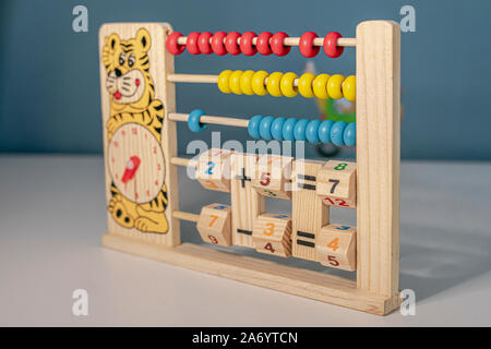 Der Holz- kinder Abacus für Kinder Mathematik und die verschiedenen Stunden zu lernen spielen Stockfoto