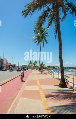 Salvador, Brasilien - ca. September 2019: Ein Blick auf die Promenade am Strand von Itapua, berühmten Nachbarschaft von Salvador, Bahia Stockfoto