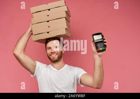 Kurier hält viele Pizzakartons auf Wand isoliert Stockfoto