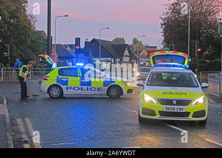 Schwere Überschwemmungen in Northwich Stadt, Chester, River Weaver Oktober 2019, Cheshire, England, Großbritannien - Polizei Autos schließen überfluteten Gebiet Stockfoto