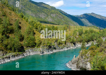 Steilen felsigen Ufer des Flusses Katun, Republik Altai Stockfoto