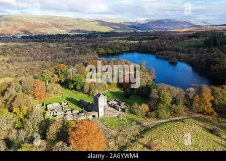 Milngavie, UK. 29 Okt, 2019. Antenne drone Ansicht der herbstlichen Sonne über Mugdock Country Park und Schloss, East Dunbartonshire. Credit: ALAN OLIVER/Alamy leben Nachrichten Stockfoto